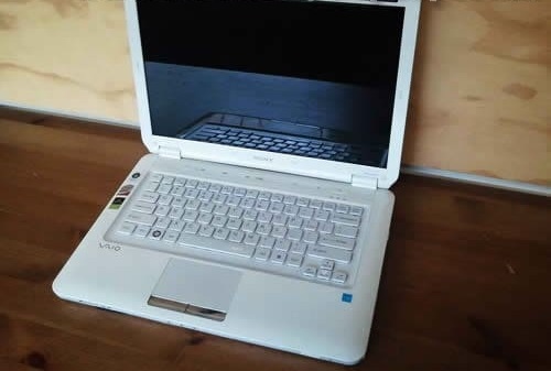 nhu-nao-de-thao-laptop-Sony-Vaio-VGN-CS-215J-thay-jack-nguon-DC