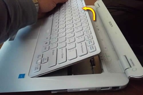 nhu-nao-de-thao-laptop-Sony-Vaio-VGN-CS-215J-thay-jack-nguon-DC