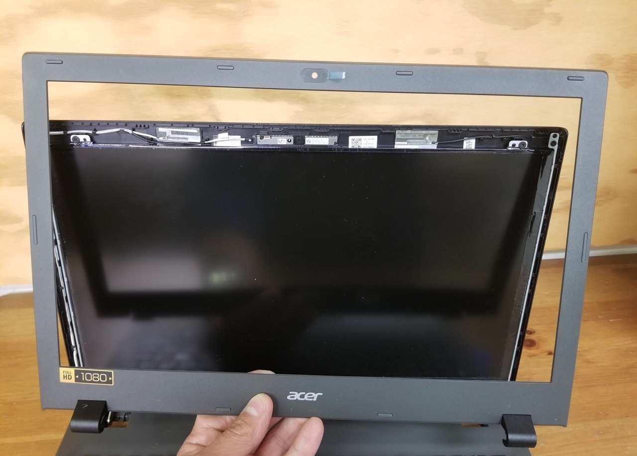 nhu-nao-de-thay-the-man-hinh-Acer-Aspire-E-15-LCD-screen